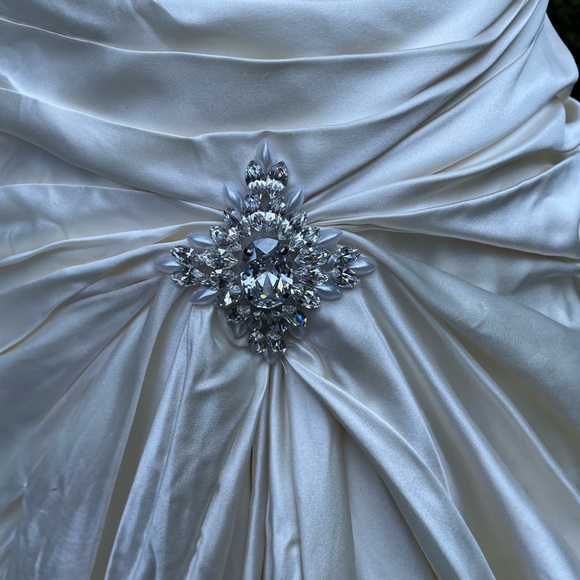 Ivory Silk Wedding Gown by Kleinfelds’s Top Designer Pnina Tornai - Picture 3 of 10